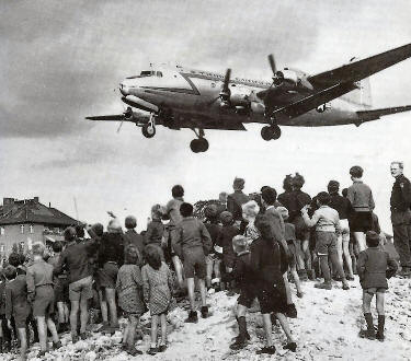 Berlin Airlift: Berliners watch a US Air Force plane land at Tempelhof Airport